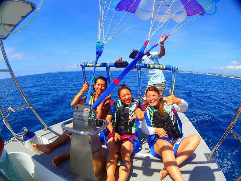 恩納村、パラセーリング