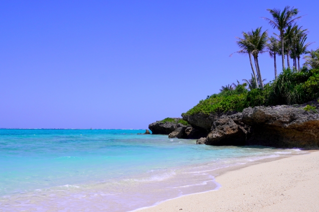 恩納村　沖縄県のムーンビーチ