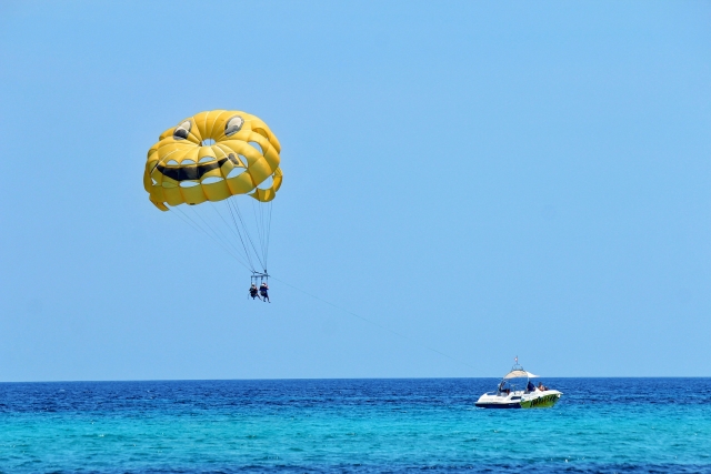 美しい海とパラセ－リングを楽しむ人々